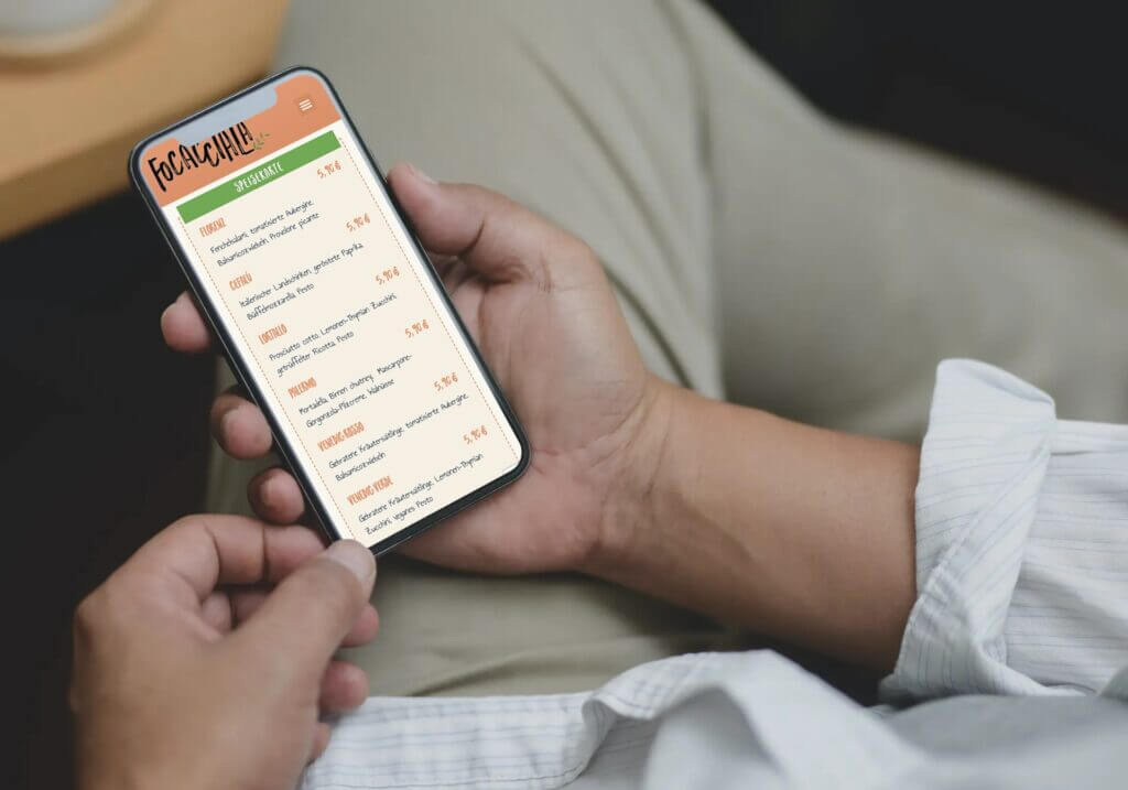 Smartphone mit der mobilen Ansicht der Webseite von Focacciala