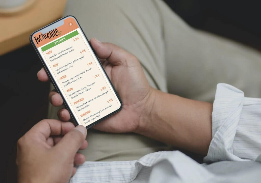 Smartphone mit der mobilen Ansicht der Webseite von Focacciala